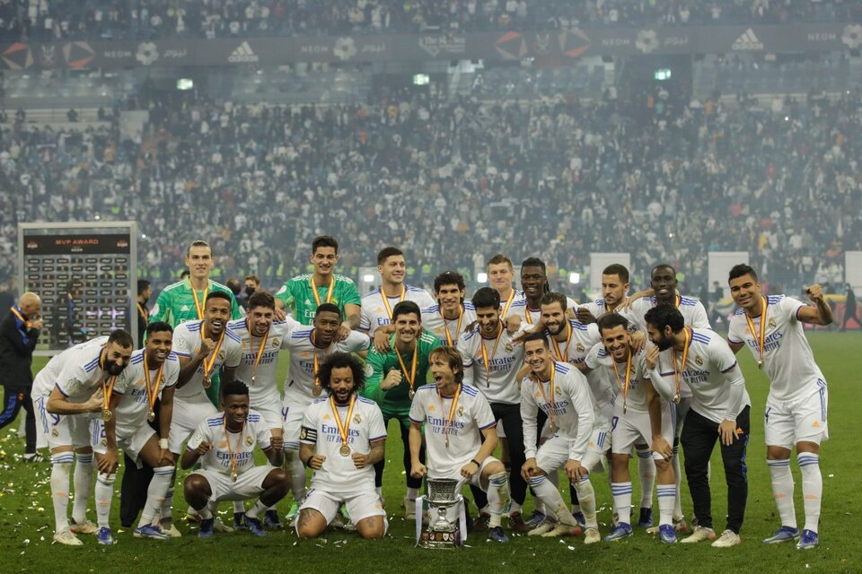 Los jugadores de Real Madrid con el trofeo (Fuente: AFP)