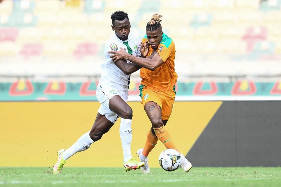 Bundu lucha por la pelota con Wilfred Zaha (Fuente: AFP)