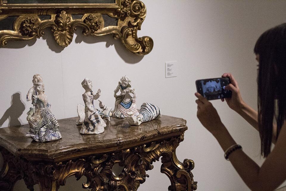 Las lúdicas esculturas de Olivari aportan ligereza.  (Fuente: Paulina Schetlin, gentileza del Museo Marc.)