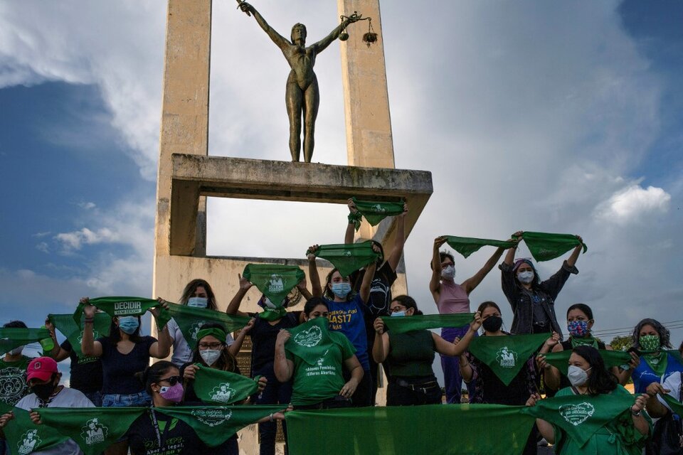 Una protesta por la legalización del aborto en la Plaza de la Constitución, en El Salvador. (Fuente: AFP)