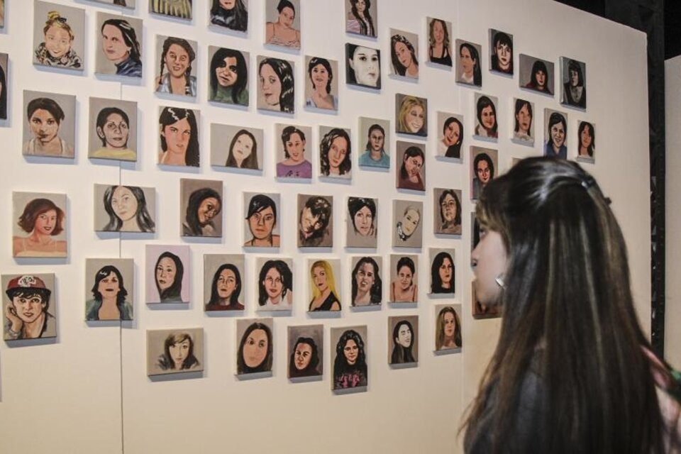 "Algún día saldré de aquí (femicidios)", con los rostros de 199 víctimas de crímenes machistas, por Fátina Pecci Carou