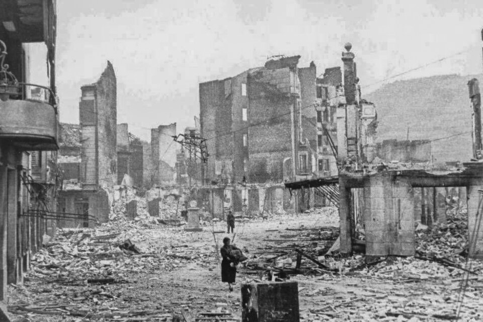 La destrucción del bombardeo a Guernica.