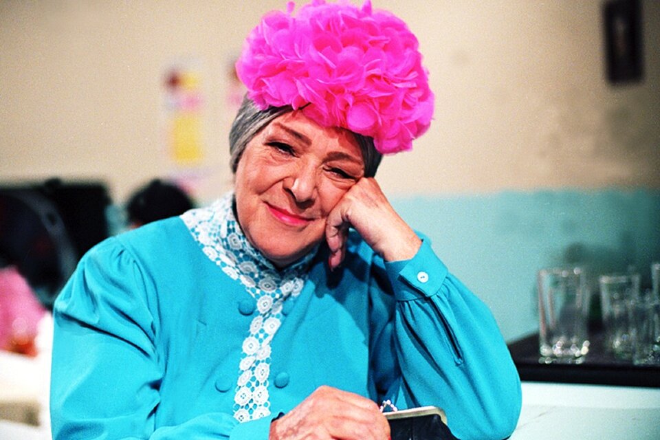 Célebre por su vestido azul cerúleo y un sombrero de fiesta achacoso que dejaba ver su pelo blanco recogido, Angelines trabajó también con Cantinflas y Arturo de Córdoba. México le dio cobijo y se nacionalizó mexicana. 