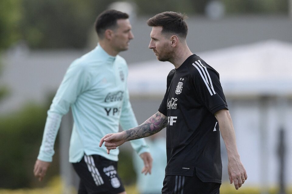 Scaloni y Messi acordaron que el astro no venga a la próxima convocatoria (Fuente: AFP)