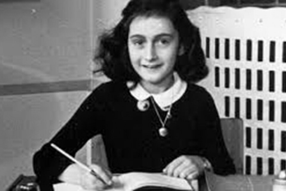 Ana Frank tenía 13 años cuando comenzó a escribir su diario, en junio de 1942. 