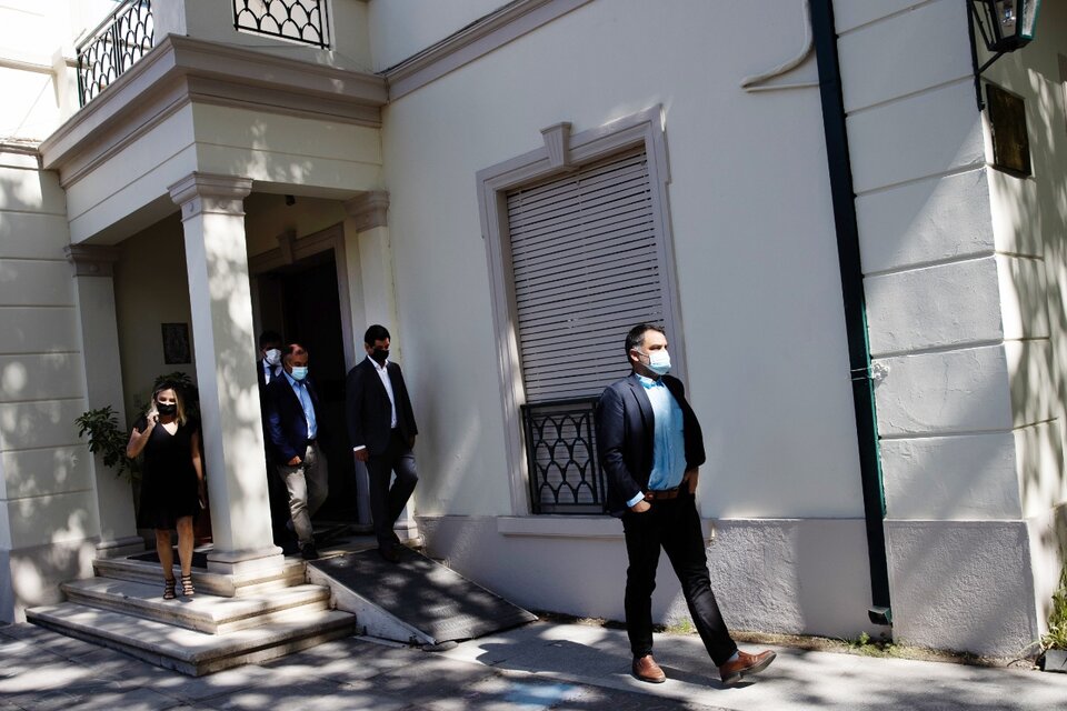  El presidente de la Unión Demócrata Independiente, Javier Macaya (d), camina hoy junto a otros líderes de derecha tras reunirse con el presidente electo de Chile, Gabriel Boric, en Santiago. (Fuente: EFE)