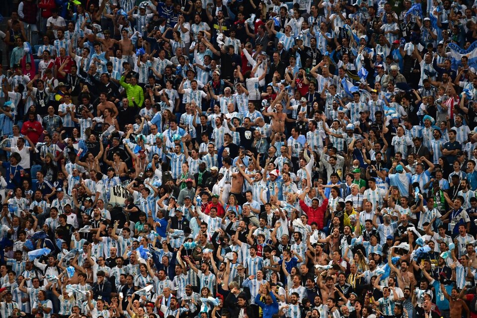 Los hinchas argentinos quieren ver a la Selección en Qatar. (Fuente: AFP)