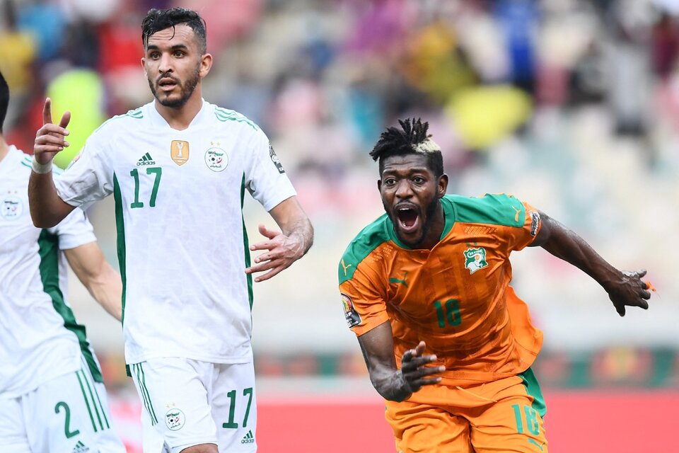 Sangare grita el gol de Costa de Marfil ante el reclamo del argelino Bedrane (Fuente: AFP)