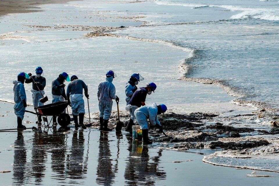 Crudo derramado por refinería de Repsol cubre playas de Perú.