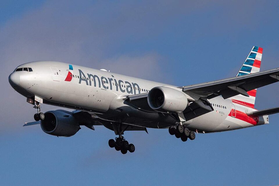 Un Boeing 777 de American Airlines con 129 pasajeros a bordo debió regresar a Miami porque una pasajera no usaba barbijo.