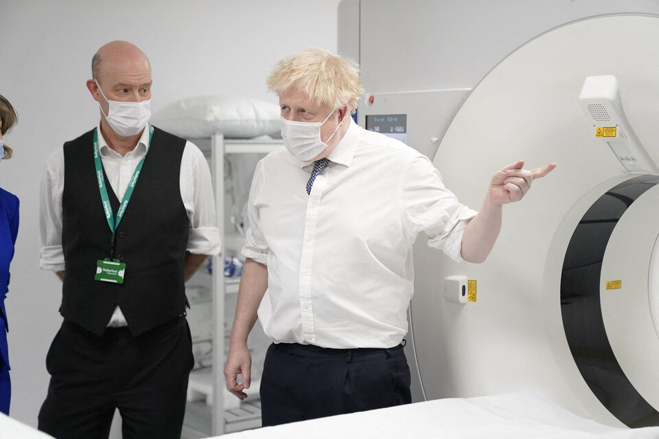 En medio del escándalo, Johnson visita un centro de salud en Taunton. (Fuente: AFP)