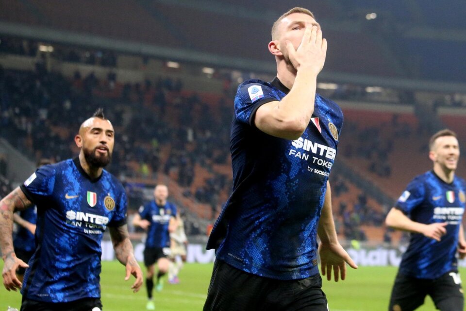 Edin Dzeko celebra el gol del triunfo del Inter, que sigue puntero (Fuente: AFP)