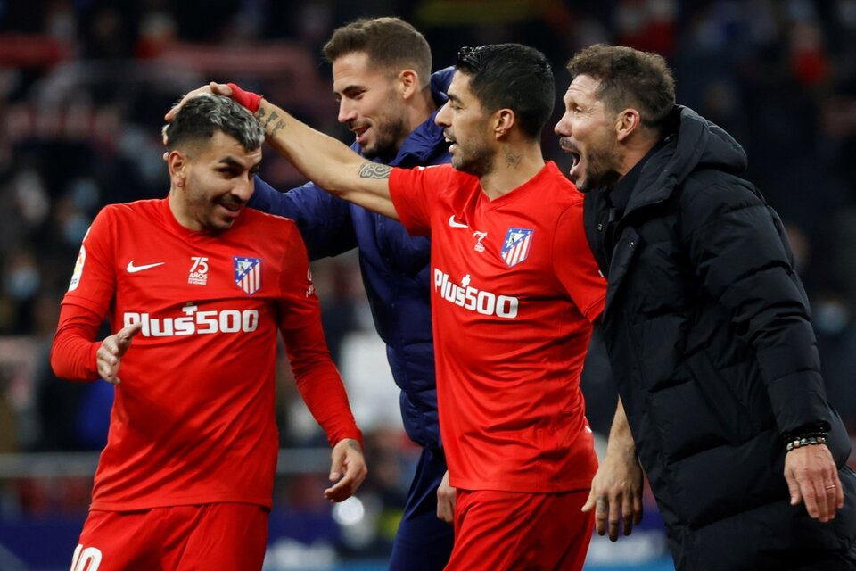 Suárez y Simeone celebran el gol de Ángel Correa (Fuente: EFE)