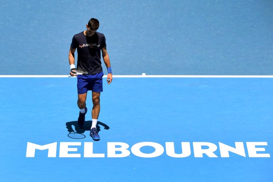 Djokovic durante uno de los entrenamientos que pudo completar en Melbourne antes de ser deportado (Fuente: AFP)