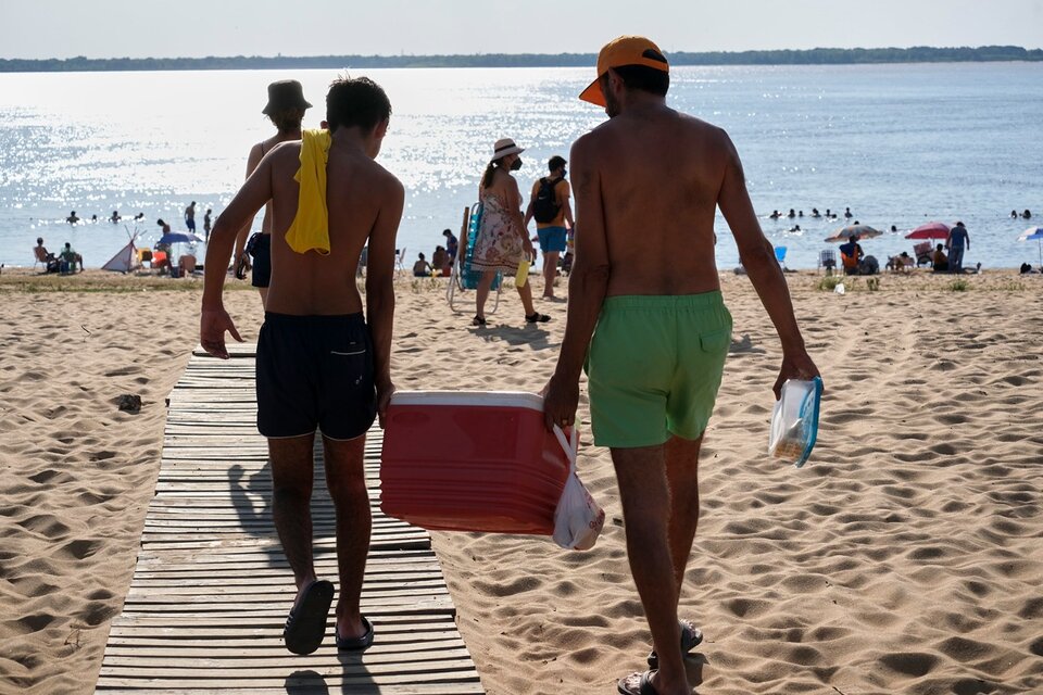 En Corrientes, provincia en alerta por la ola de calor, el río es una opción para encontrar algo de refresco (Fuente: Télam)