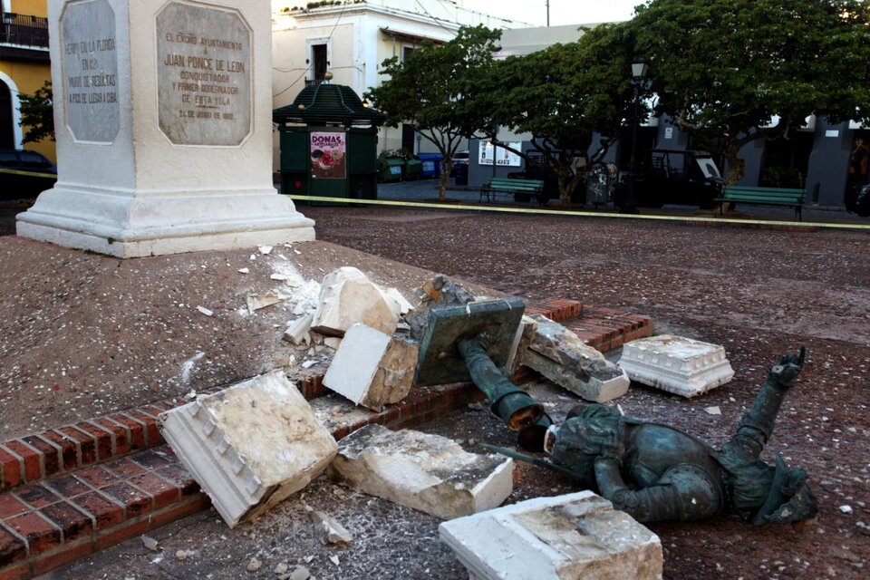 Derribaron una estatua de un conquistador español en Puerto Rico 