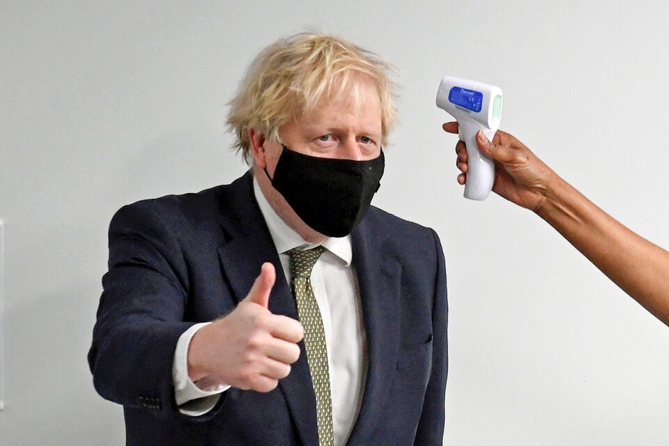 Boris Johnson acorralado por su participación en 130 eventos sociales durante la pandemia. Diferencias y semejanzas con las acusaciones contra Alberto Fernández. (Fuente: AFP)