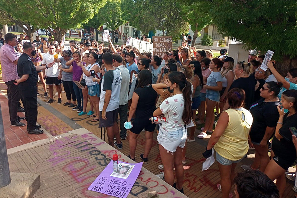 Tras el sepelio, hubo una manifestación frente a la subcomisaría 10.  (Fuente: Gentileza Sur24.com.ar)