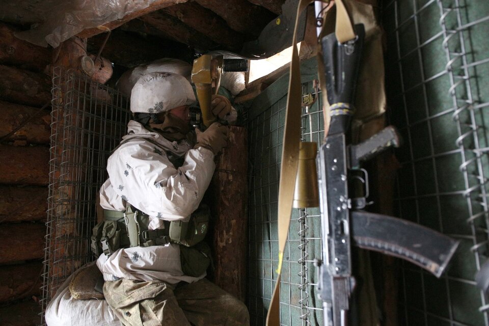 Un soldado ucraniano en un puesto de vigilancia en Donetsk, cerca de la frontera con Rusia. (Fuente: AFP)