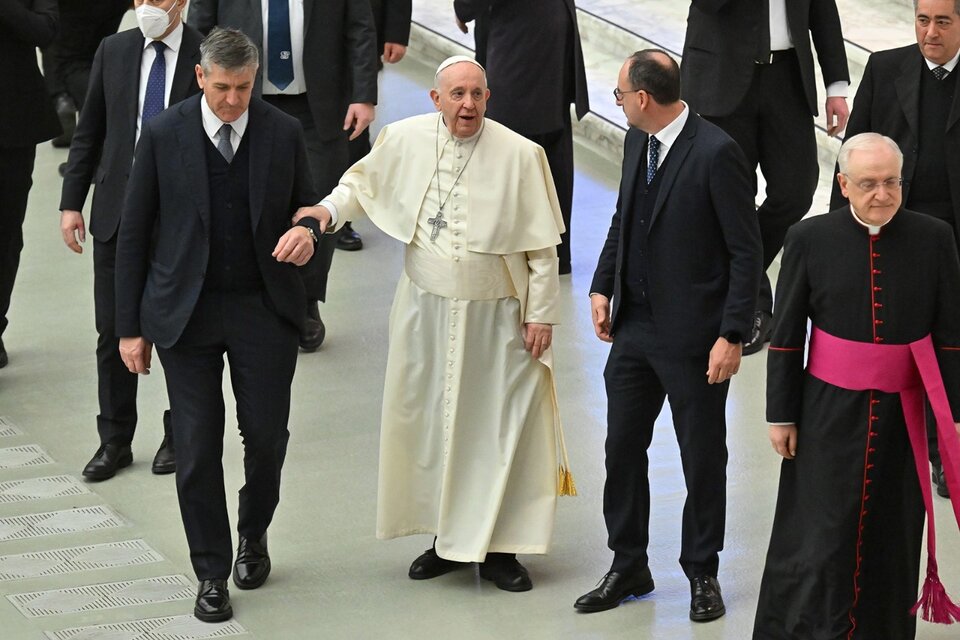 El papa Francisco explicó que tiene inflamado un ligamento en la rodilla (Fuente: EFE)