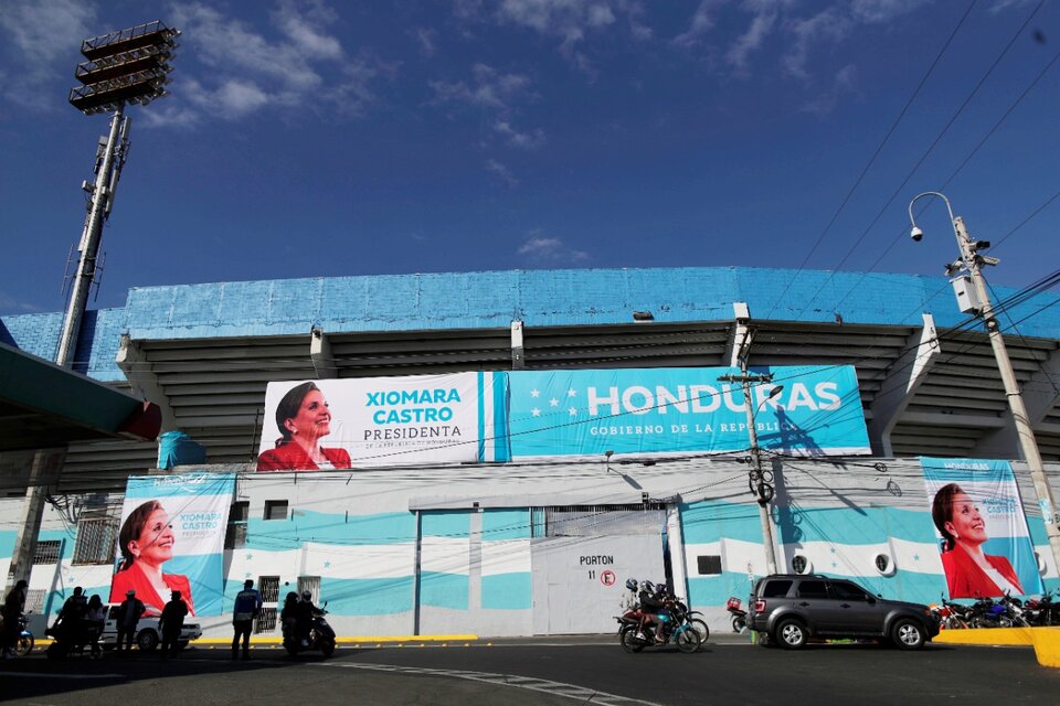 Miembros de la Policía de Honduras vigilan los alrededores del Estadio Nacional Tiburcio Carías Andino de Tegucigalpa, donde se realizará este jueves la ceremonia de investidura de la izquierdista Xiomara Castro como presidenta de Honduras. (Fuente: EFE)