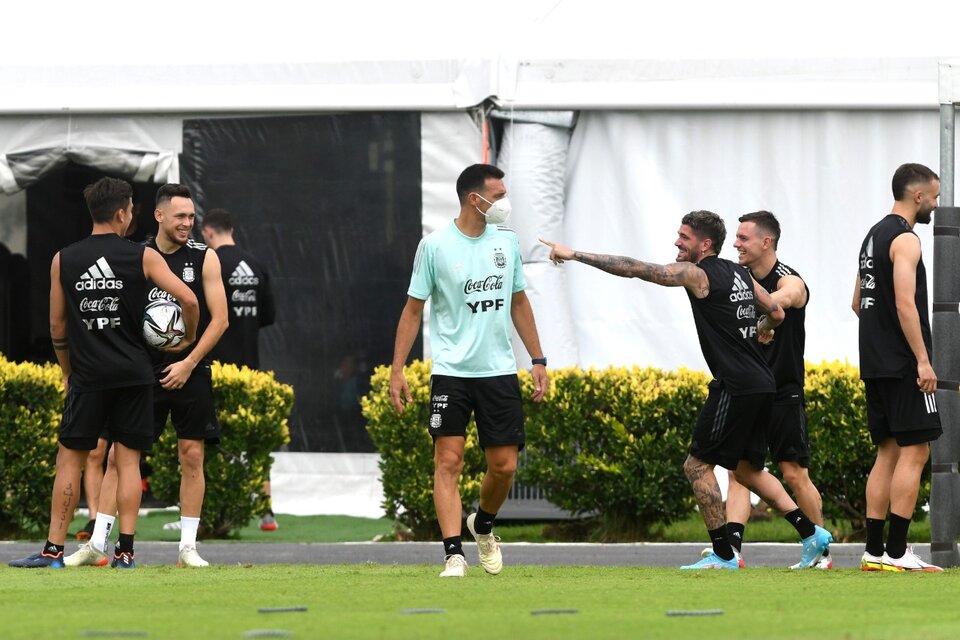 Risas en el entrenamiento de la Selección. El único barbijo, el de Scaloni (Fuente: Télam)