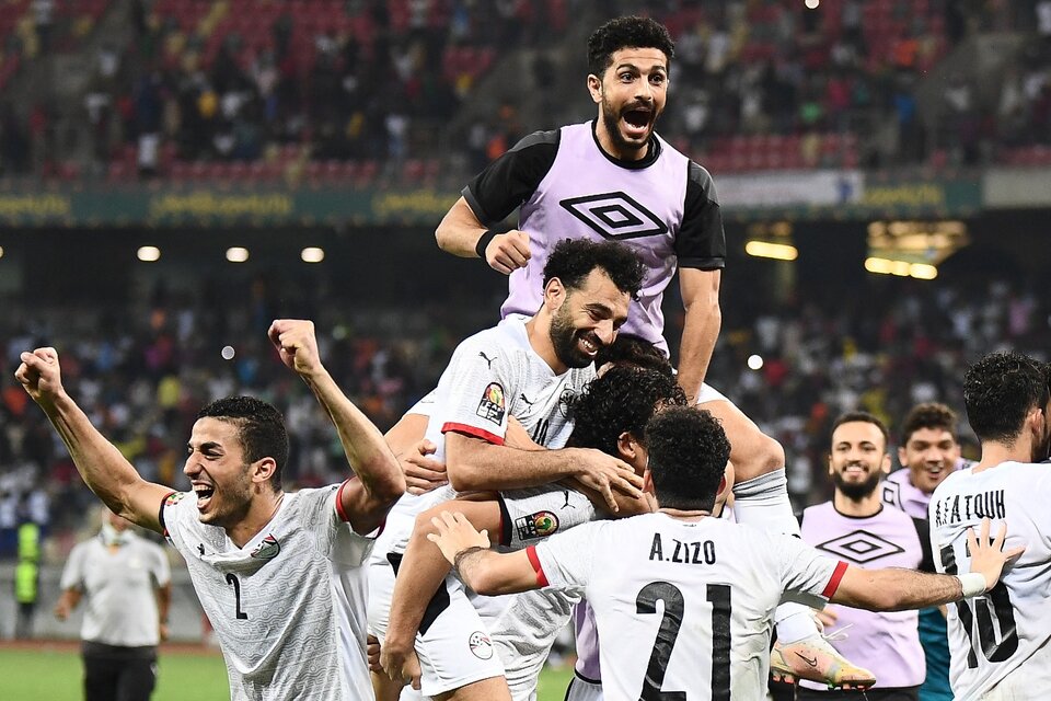 Salah festeja con sus compañeros el pase a los cuartos de final. (Fuente: AFP)