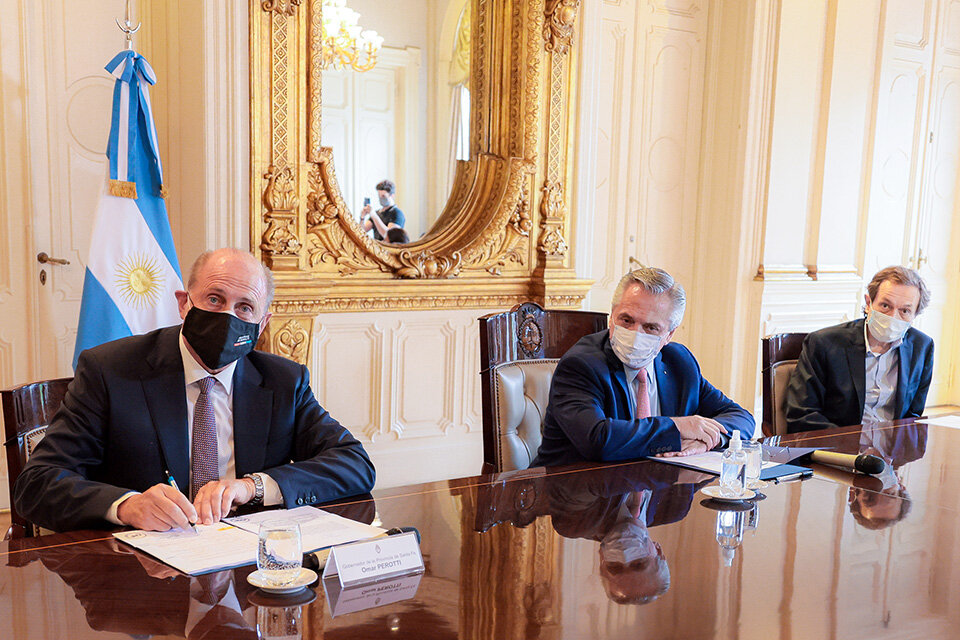 Perotti y Fernández firmaron ayer el acuerdo para el préstamo.