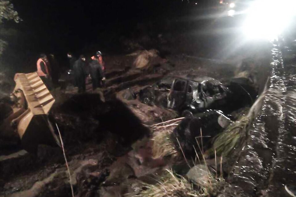 Un auto fue arrastrado por un río en Potrerillos y murieron dos chicos y el conductor.