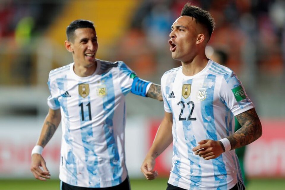 Lautaro grita el segundo con Di María, autor del primero  de Argentina ante Chile (Fuente: Twitter)