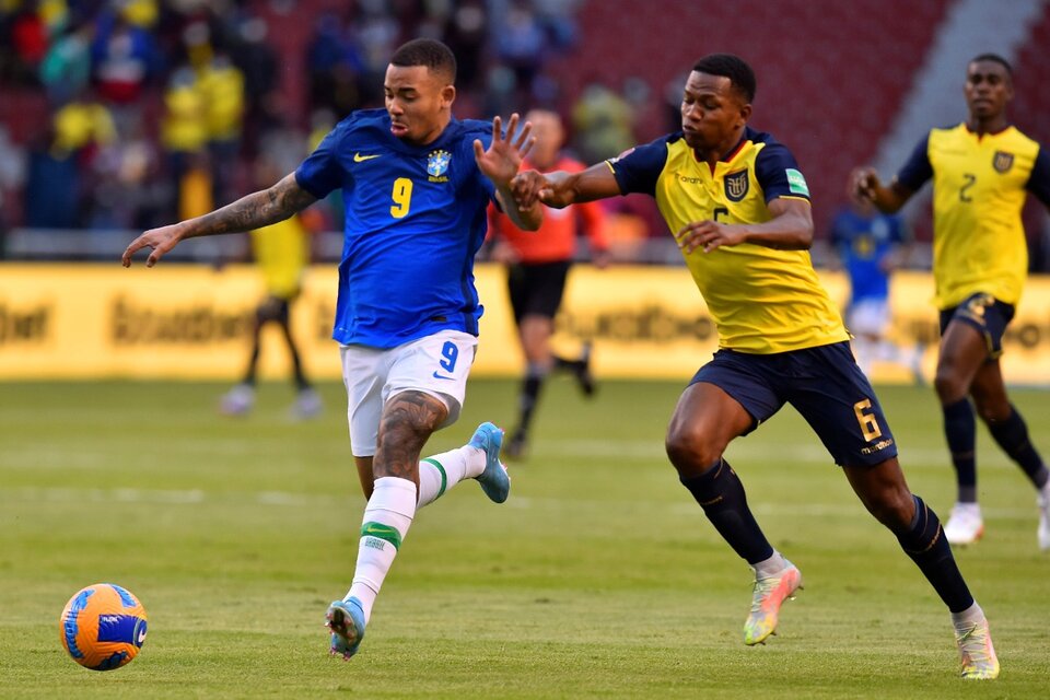 Gabriel Jesus y Romario Caicedo disputan la pelota en Quito. (Fuente: EFE)