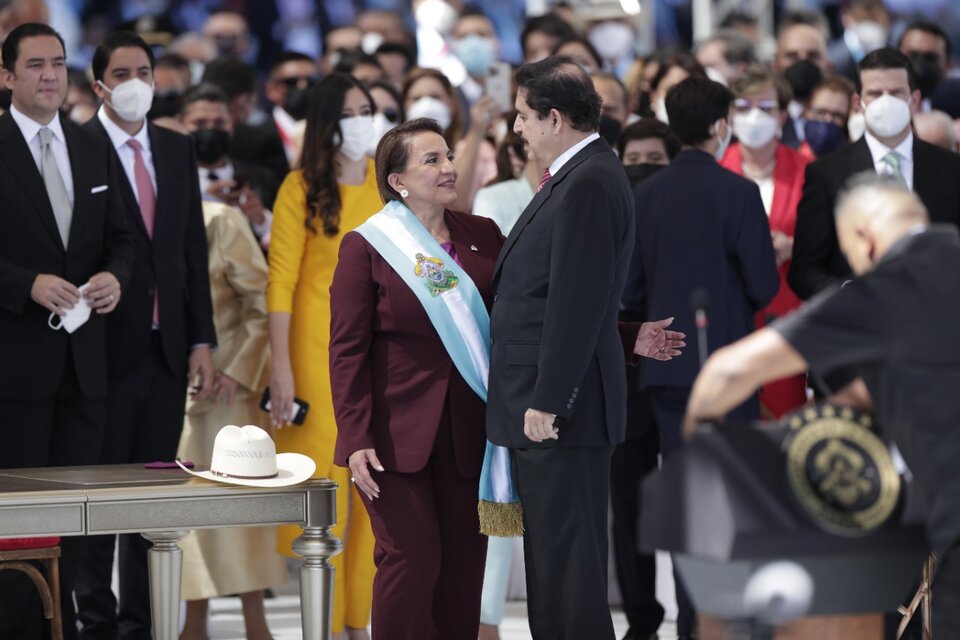 Xiomara Castro habla con su marido Manuel Zelaya luego de tomar juramento como nueva presidente de Honduras. (Fuente: EFE)