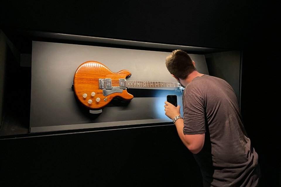 La guitarra que compartieron Spinetta y Lebón puede verse en la muestra.