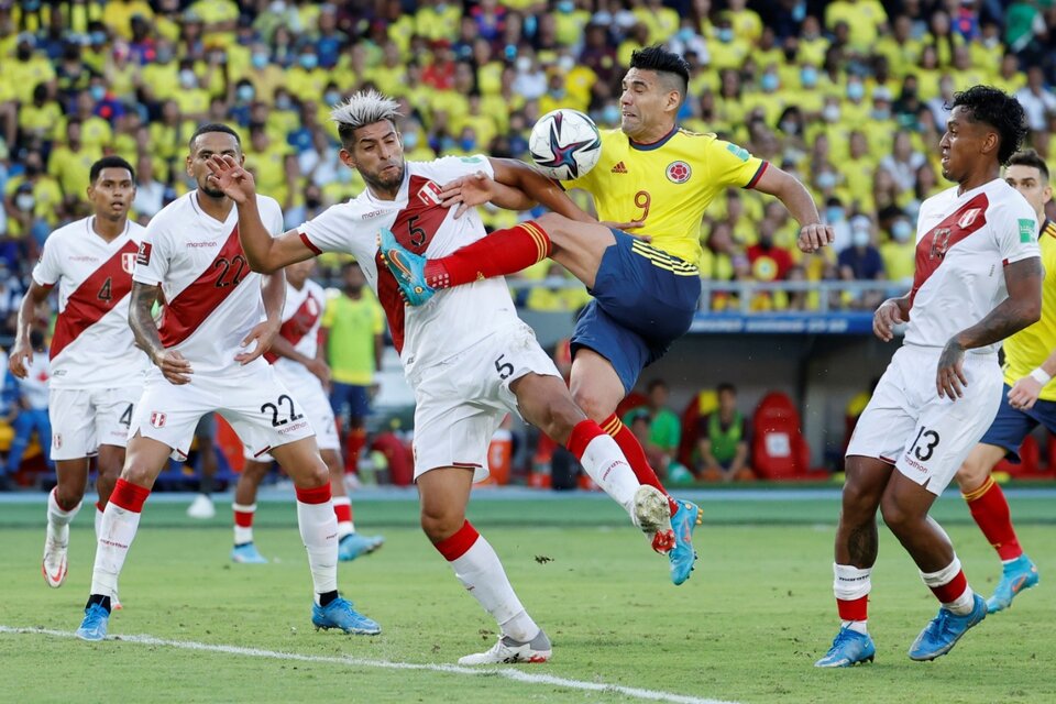 Falcao lucha ante Zambrano durante la derrota con Perú (Fuente: EFE)