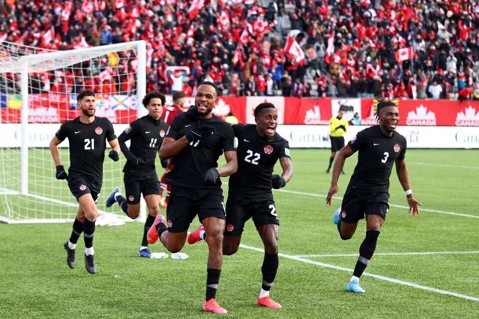 Cyle Larin, goleador histórico de los suyos, encabeza los festejos por el 1 a 0 parcial (Fuente: AFP)