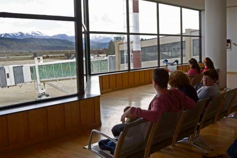 El aeropuerto de Bariloche es uno de los nuevos puntos de ingreso seguros a la Argentina en el marco de la pandemia de covid-19 (Fuente: Télam)
