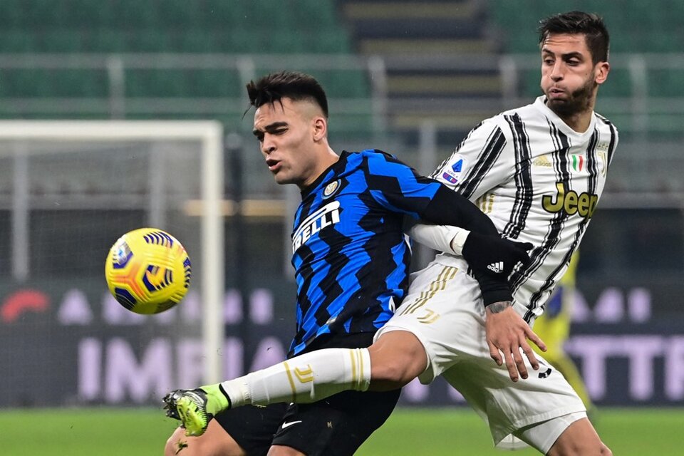 Bentancur en un Juventus-Inter de 2021. El rival, Lautaro Martínez (Fuente: AFP)