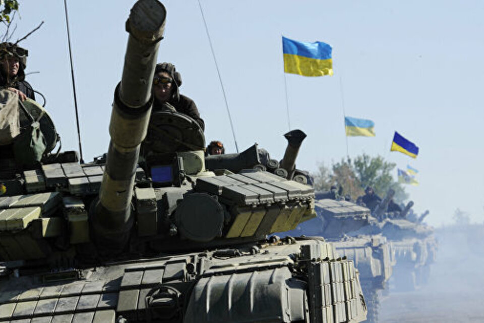 Tanques con la bandera de Ucrania.  (Fuente: AFP)