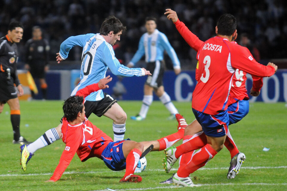 Messi apila costarricenses en la decepcionante Copa América 2011. Al fondo, el Pupi Zanetti (Fuente: NA)