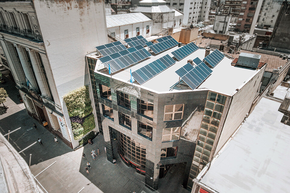  84 paneles solares en la terraza de la casa central.