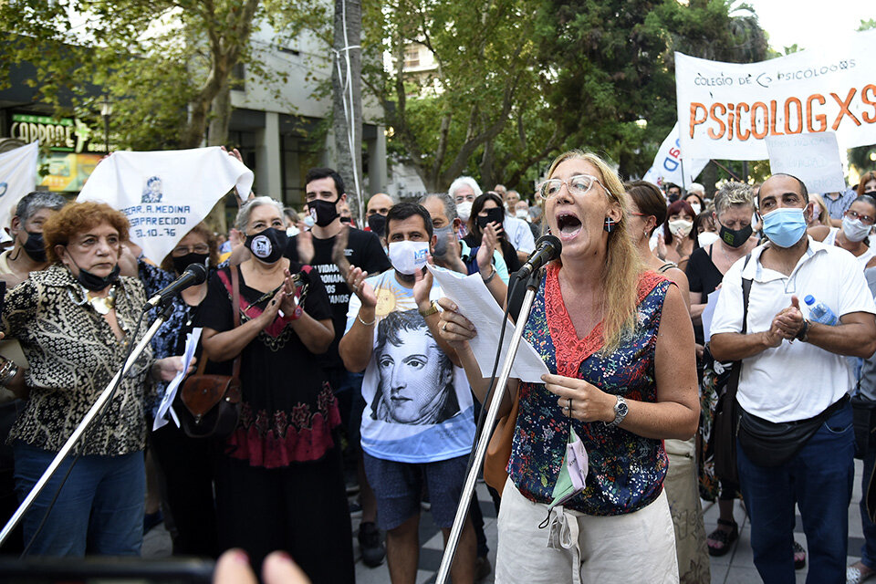 Nadia Shujman (HIJOS, blanco de fiscales santafesinos en la operación que llaman "causa de espionaje ilegal"), leyó un documento. (Fuente: Andres Macera)