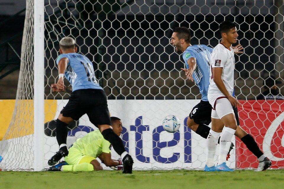 Rodrigo Bentancur se llenó el pie de pelota y la boca de gol en el arranque (Fuente: EFE)