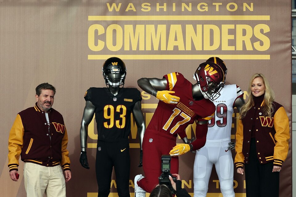 El dueño del equipo y su esposa posan junto a los nuevos nombre y logo de Washington.  (Fuente: AFP)