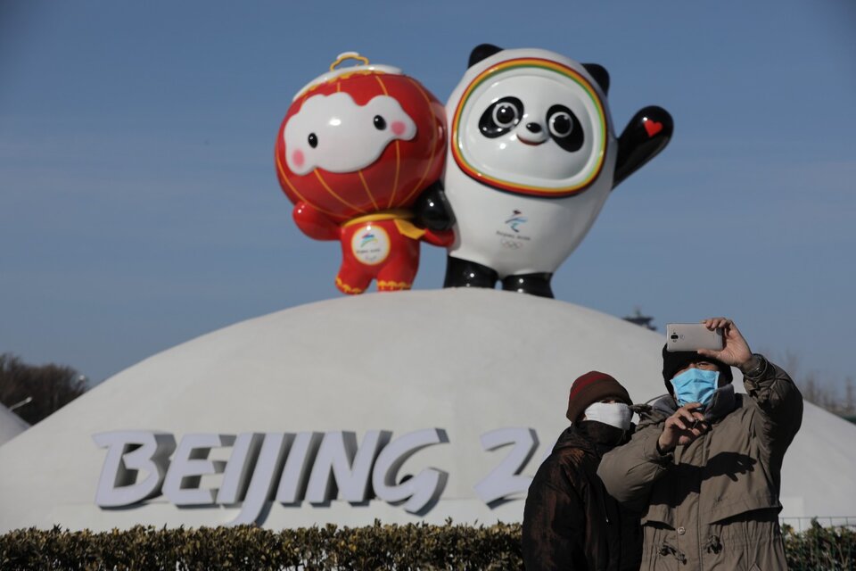Selfie con las mascotas de los JJOO de  Beijing 2022 de fondo. (Fuente: EFE)