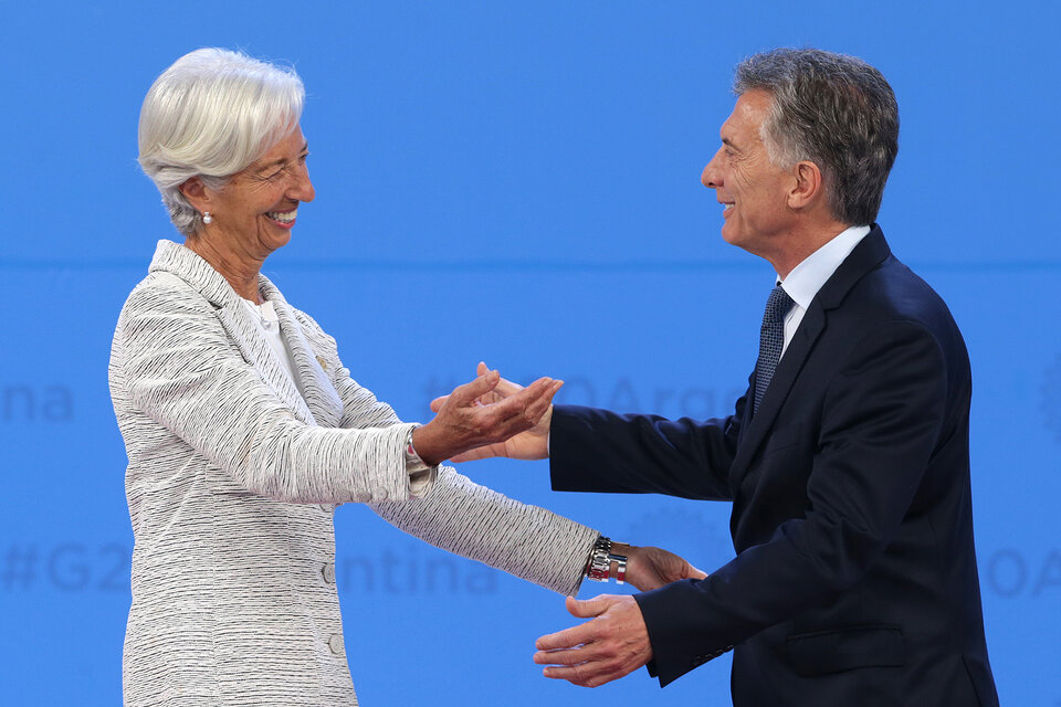 La ex titular del FMI Christine Lagarde al borde del abrazo con Mauricio Macri. (Fuente: AFP)