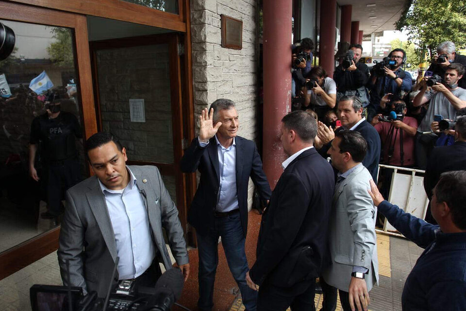 El expresidente Mauricio Macri a la salida del juzgado federal de Dolores. 