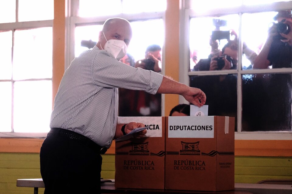 El expresidente José María Figueres votó en el pueblo de La Lucha. 