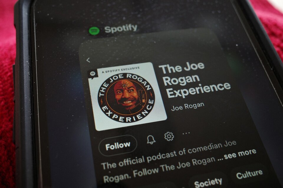 El presidente de Spotify defendió la permanencia de Joe Rogan en la plataforma (Fuente: AFP)