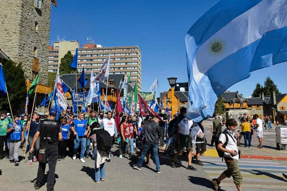 Movilización al juzgado Civil de Bariloche para reclamar por la seguridad de los manifestantes que iniciaron la "Marcha por la soberanía de Lago Escondido". (Fuente: Sebastián Miquel/Telam)