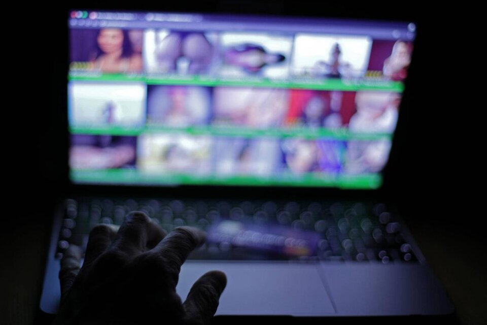 Desde el Gobierno británico afirman que en la actualidad "es demasiado fácil para los niños acceder a la pornografía en línea". (Fuente: AFP)